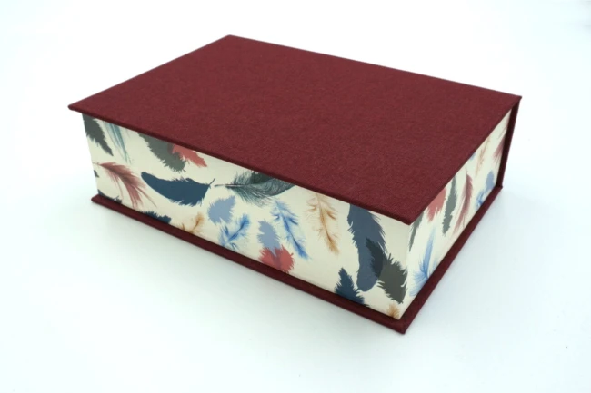 pudelko-na-zdjecia-bordo-piora-kokardka04-1280x853.jpg